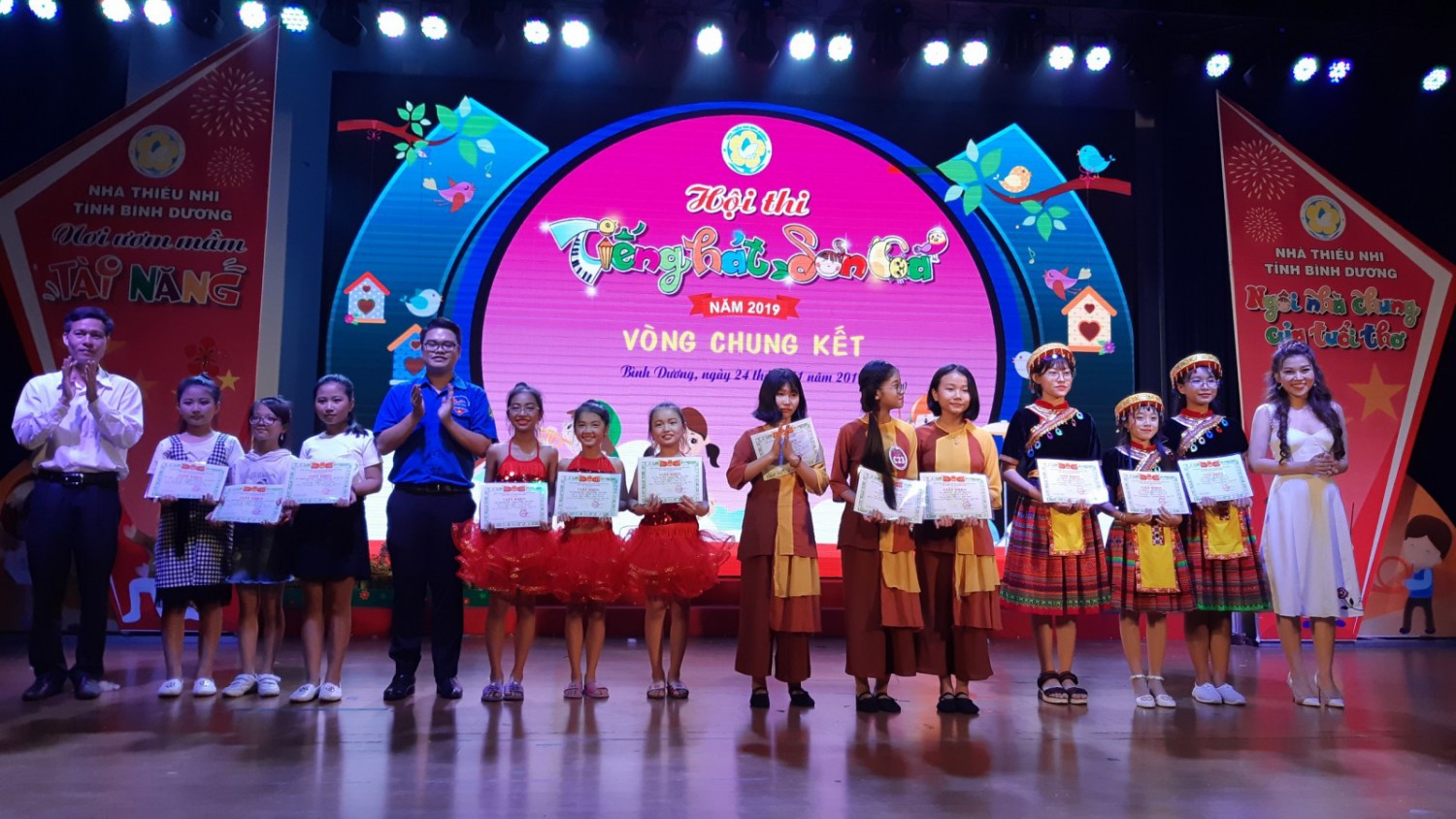 Các nhóm ca đoạt giải được ban tổ chức trao thưởng tại hội thi